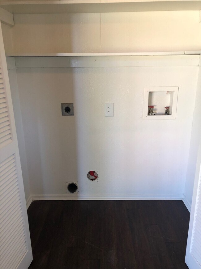 Building Photo - 3 Bedroom / 2 Bath / 2 Car Garage in Quiet...