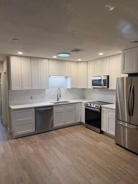 Brand new kitchen, stainless steel appliances - 2513 N 28th St