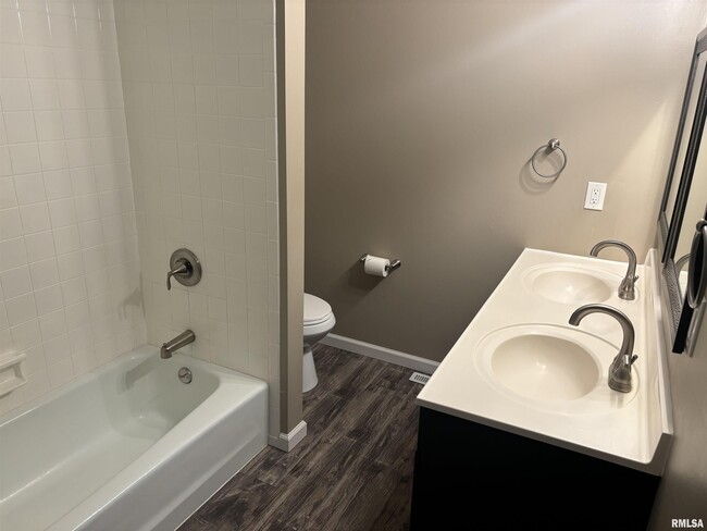 Building Photo - 6930 N Fox Point Dr