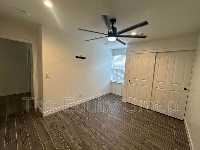 Building Photo - 1421 E Mesa Ct