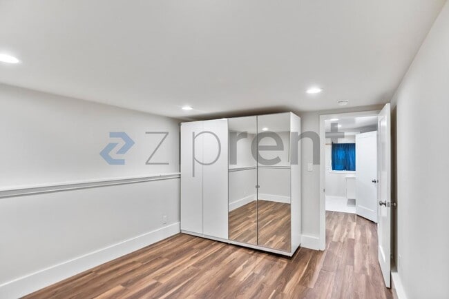 Building Photo - 6000 Bayview Ave