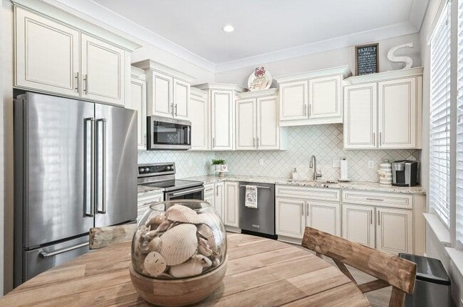 Building Photo - 995 Airport Rd