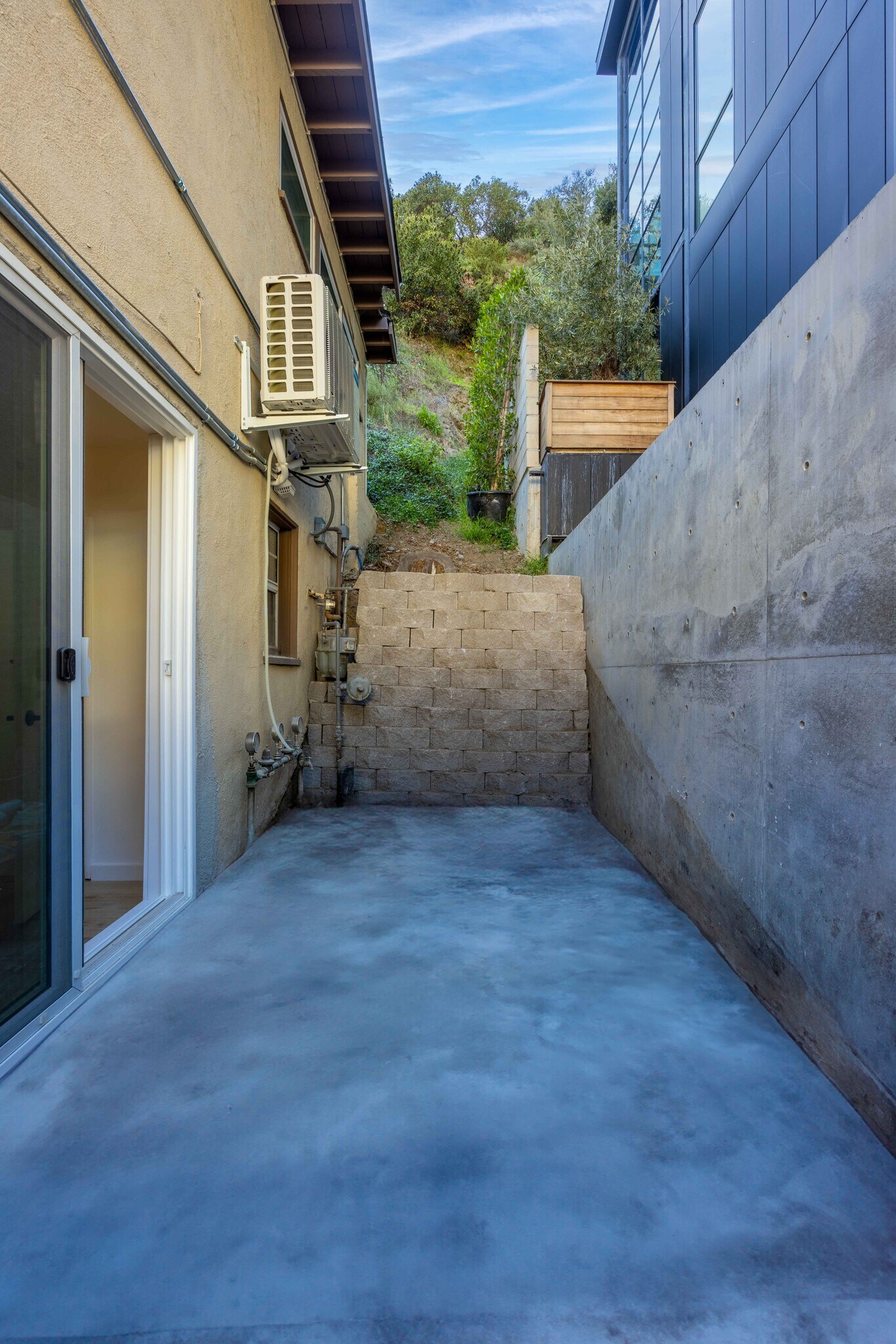 Building Photo - 1303 N Beverly Glen Blvd