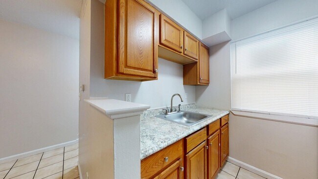 Building Photo - Elyria - updated 3 bed/1 bath townhouses for rent!