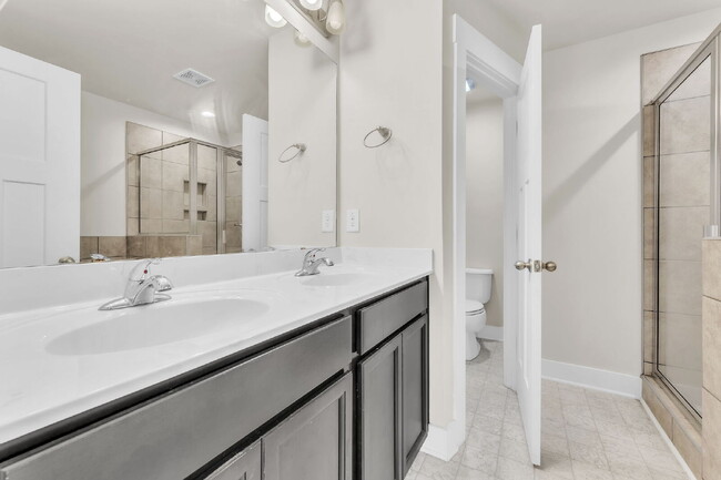 Building Photo - **SPECIAL LEASE INCENTIVE** Beautiful 3 BR...