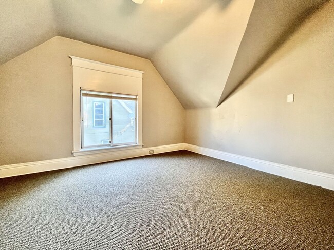 Building Photo - Five Bedroom Home in Muskegon