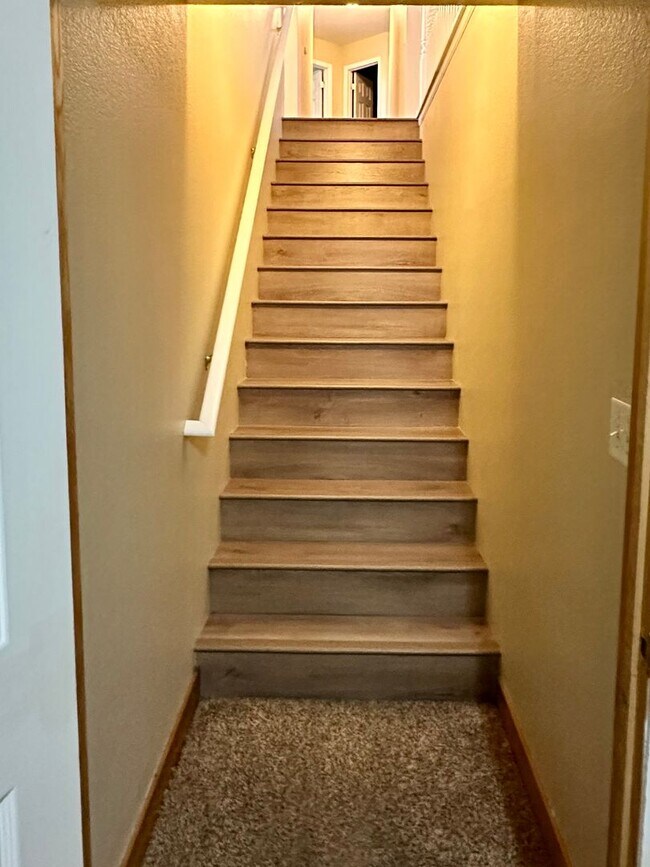 Building Photo - Updated 5-Bedroom Windsor Home - Available...