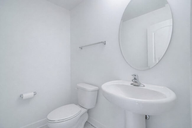 Building Photo - 667 W Hickory St