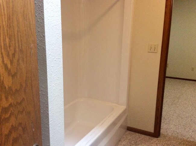 Building Photo - 3 bedroom, 2 bath Condo
