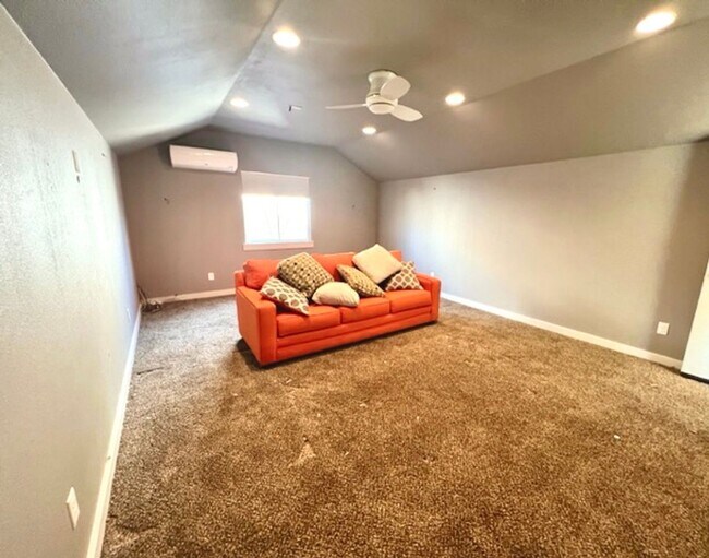 Building Photo - 4 Bedroom 2 Bath Home Boise North End