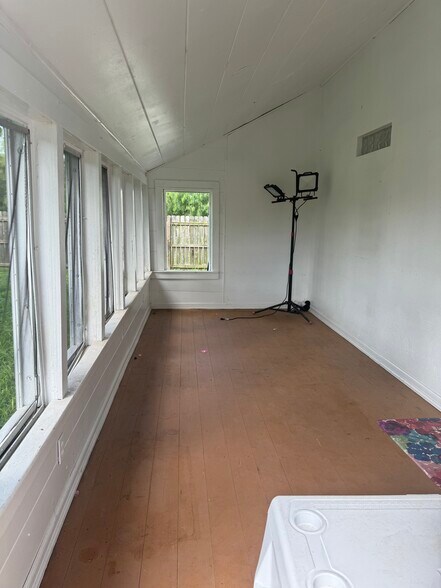 Building Photo - 324 Fernandez St