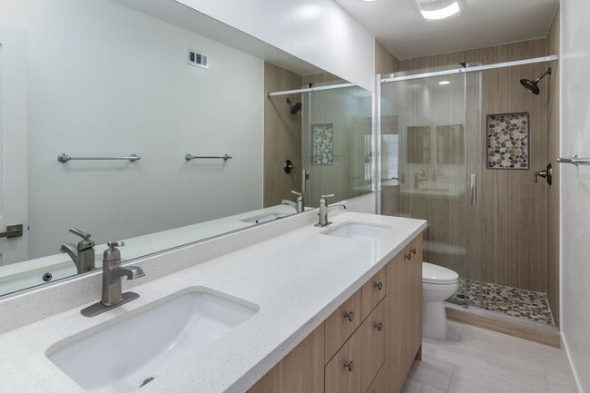 Building Photo - Beautifully Renovated 3-Bedroom Townhome i...