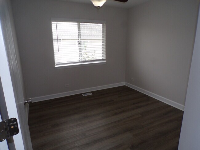 Building Photo - 13 Redbud Ct