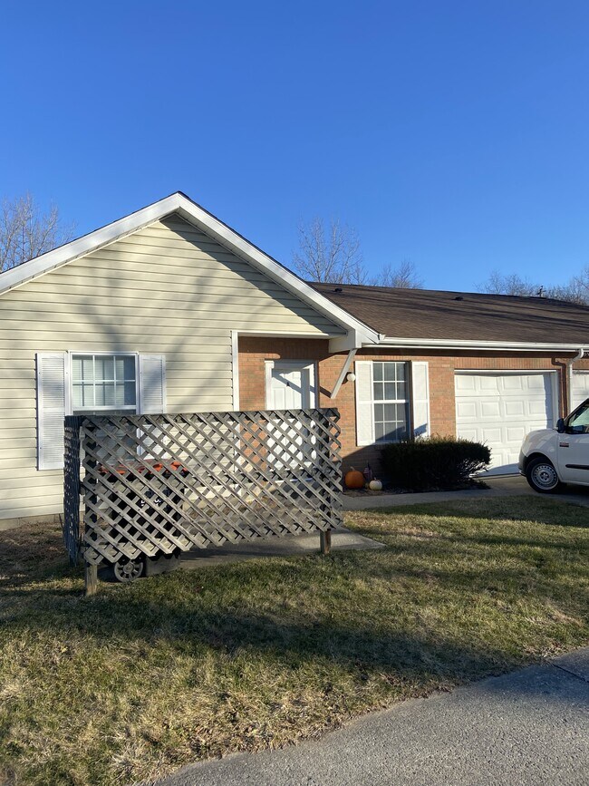 Building Photo - 535 Huron Dr W