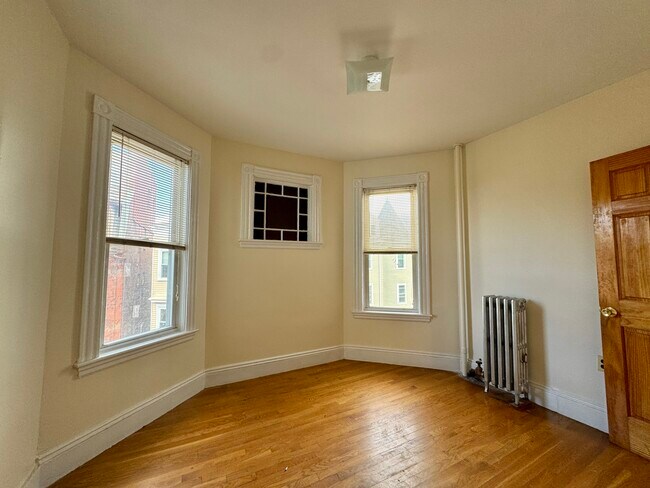 Building Photo - 144 Hillside St