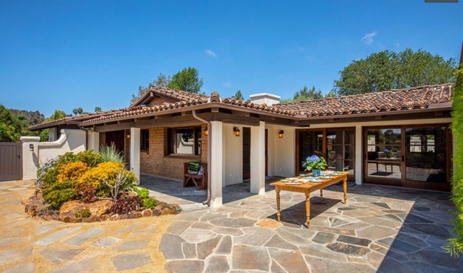 Building Photo - This Beautiful Hacienda Style Home combine...