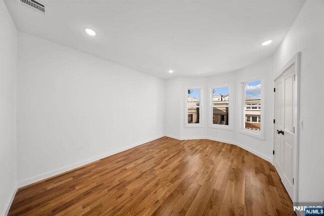 Building Photo - 319 William St