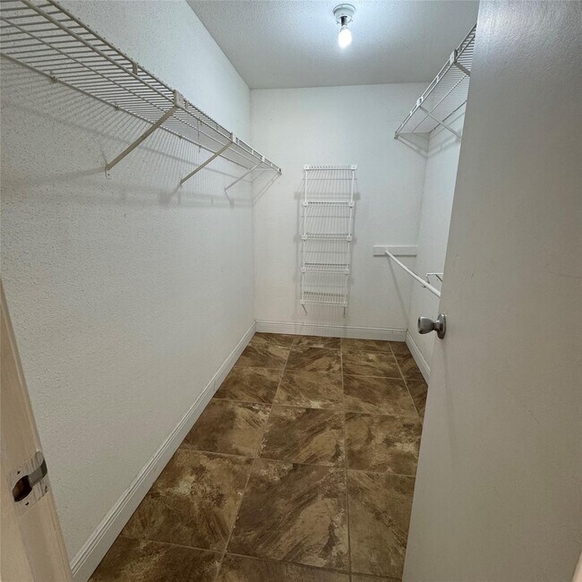 Building Photo - 805 Riverside Dr