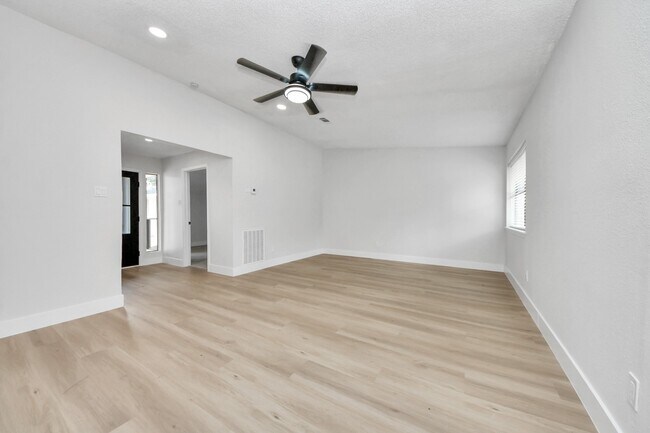 Building Photo - 7427 Willow Oak Dr