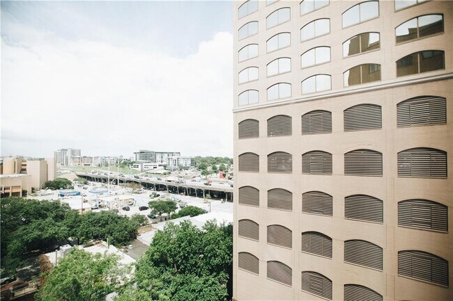 Building Photo - 507 Sabine St