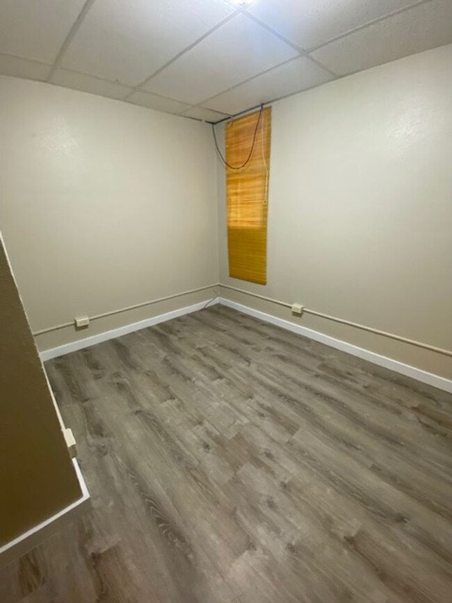 Building Photo - 1 Bedroom Apartment available