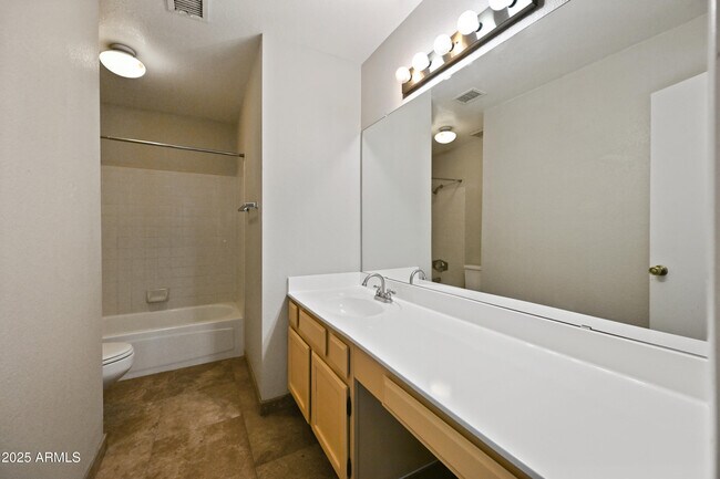 Building Photo - 1022 W Estrella Dr