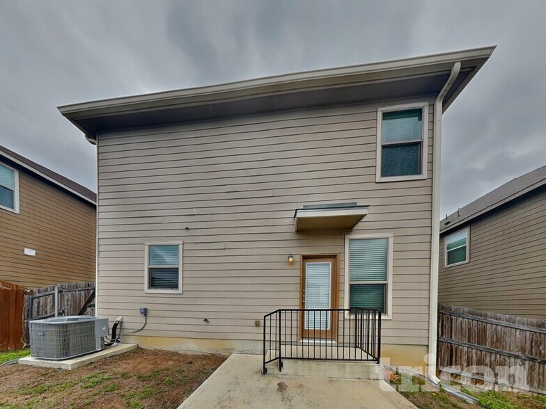 Building Photo - 2631 Green Leaf Way