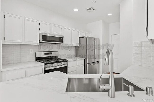 Building Photo - ***Beautiful Like-New 2 bed / 2.5 bath / 1...