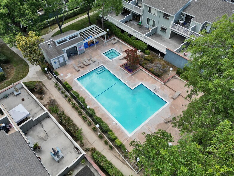 Building Photo - 3402 Pinewood Terrace