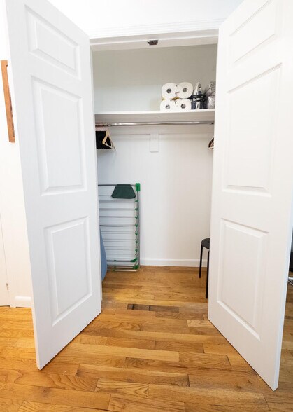 Building Photo - 305 E 95th St