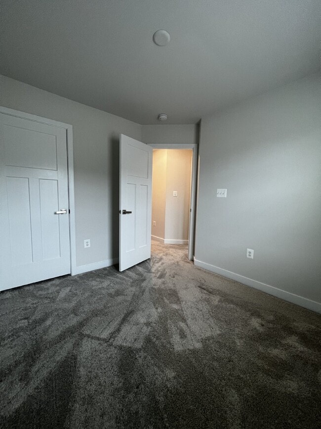 Building Photo - Exceptional 3-Level Corner Unit Townhome w...