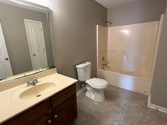 Building Photo - Renovated 4 Bedroom 2 Bath Home with 2 Car Garage for Rent!