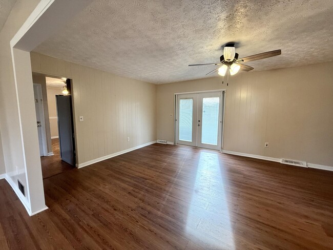 Building Photo - 303 Robin Dr