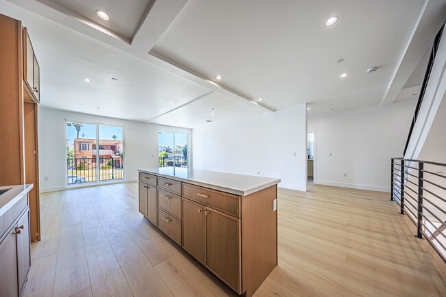 Building Photo - 1259 S Longwood Ave