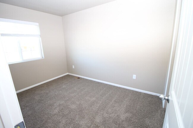 Building Photo - Brand New Townhome