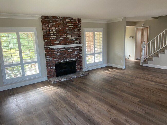 Building Photo - Updated 5 Bed, 3 Bath in Lomas Santa Fe Hi...