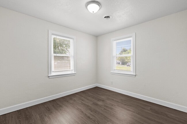 Building Photo - Cozy 2-Bedroom Duplex Apartment in Norfolk