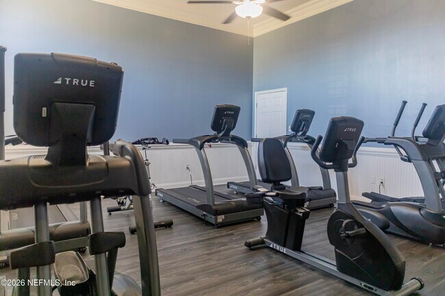 Building Photo - 8226 Green Parrot Rd