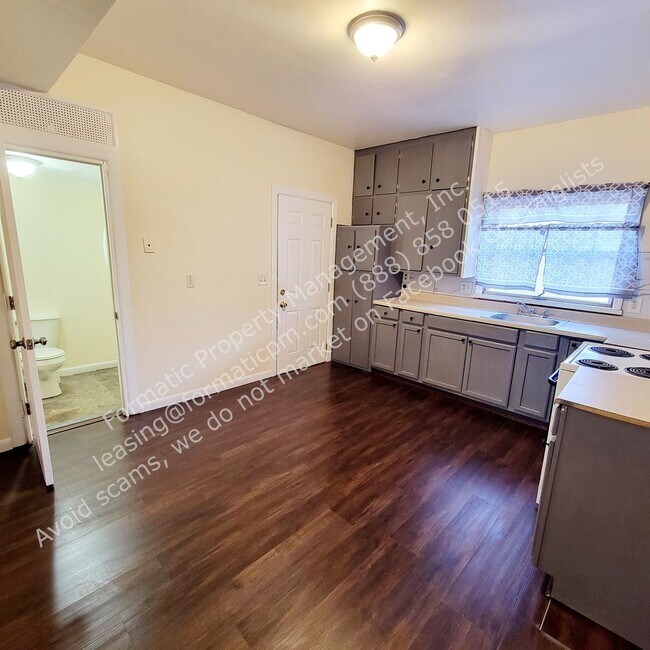 Building Photo - 375-377 S River St