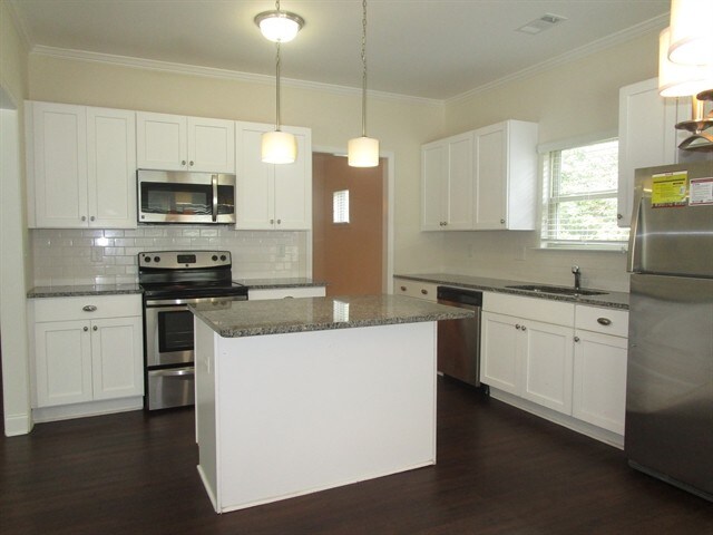 Building Photo - 2400 Freemont St