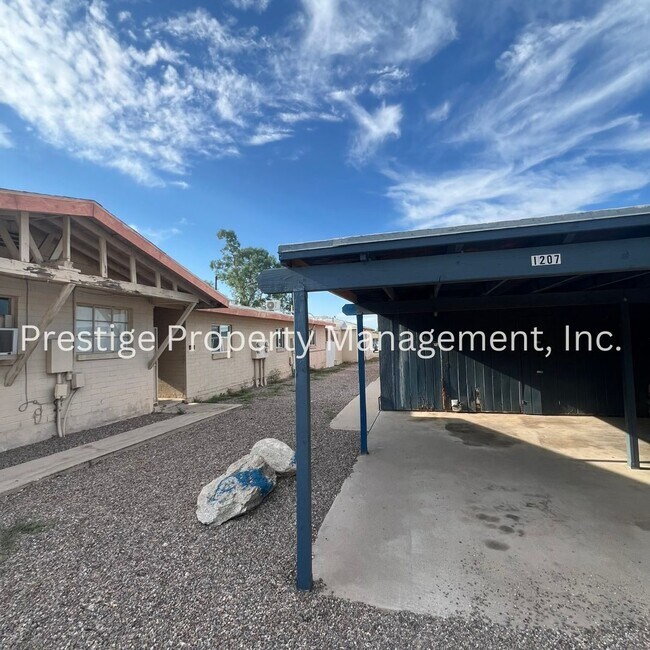 Building Photo - 1/1 Remodeled Triplex Across from the UofA!