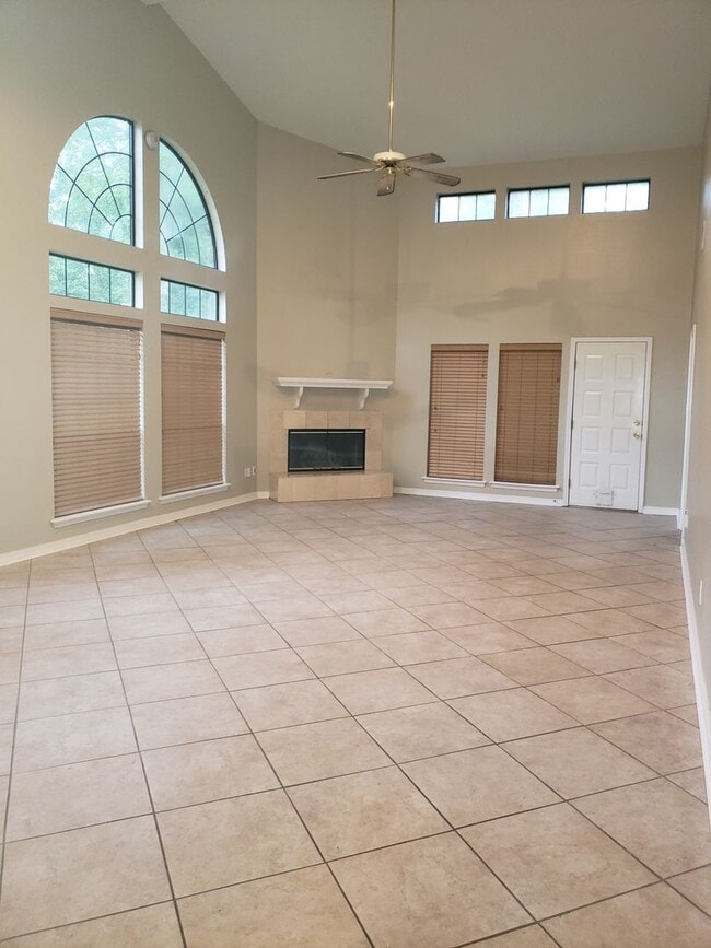 Building Photo - Beautiful 2 bed/2 bath townhome in the gat...