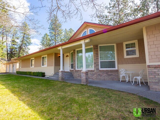 Building Photo - Spacious Glenrose Retreat | 3 Bed + Shop + Private Wooded Setting