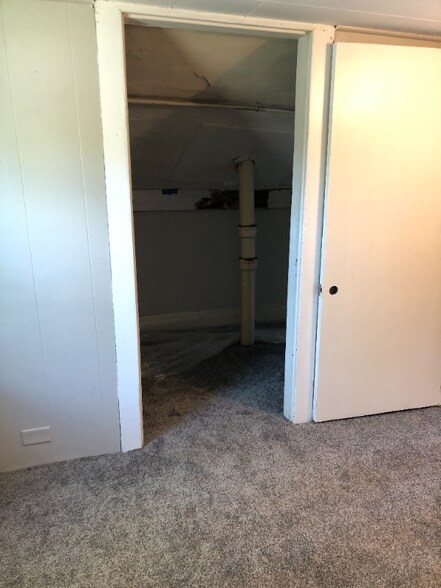 Building Photo - 206 Balsam St
