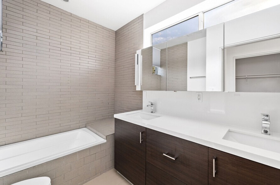 Building Photo - 742 N Hudson Ave