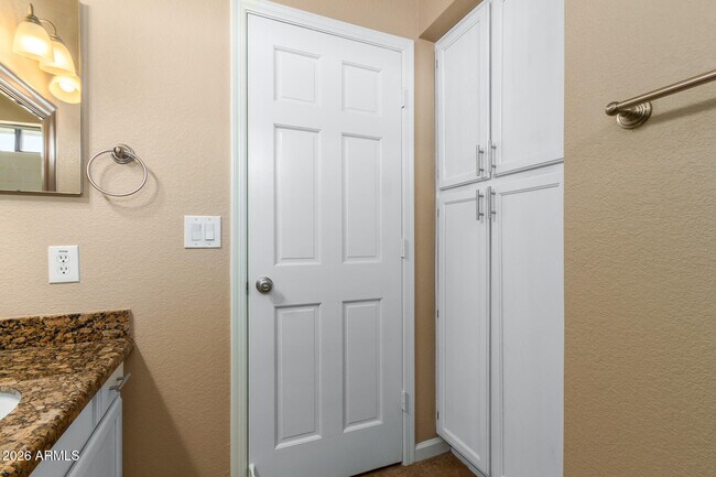 Building Photo - 6121 E Saddleback St