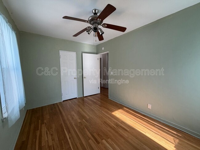 Building Photo - 3240 Del Vina St