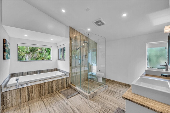 Building Photo - 1511 NE 4th Pl