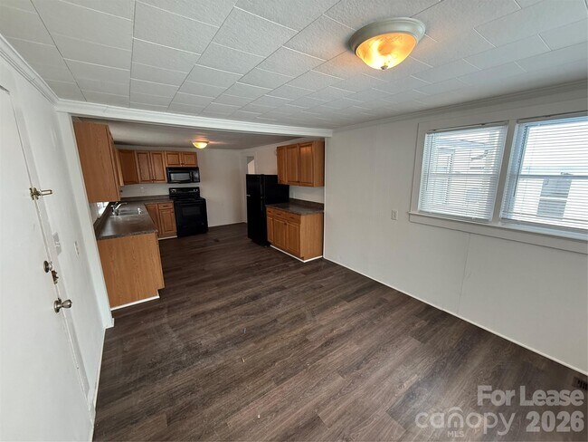 Building Photo - 94 Sumner Ave NW