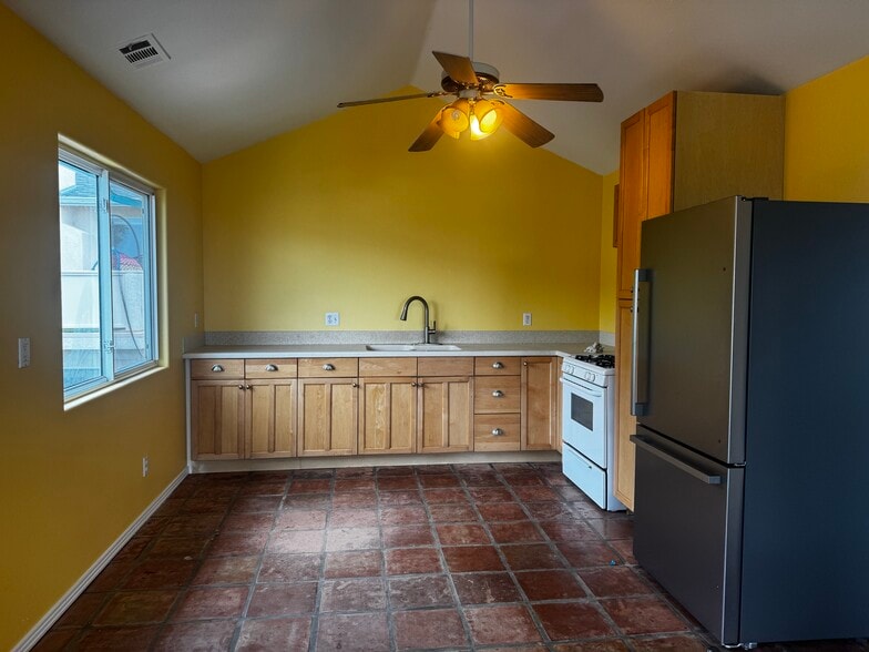 Kitchen area - 380 Beckett Pl